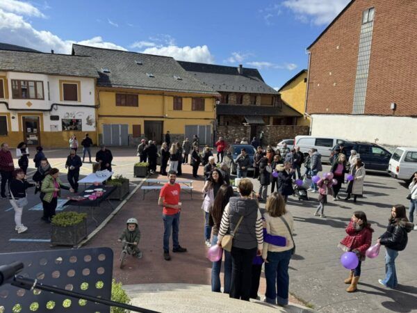 Acto por la igualdad en Páramo del Sil con personas y globos morados.