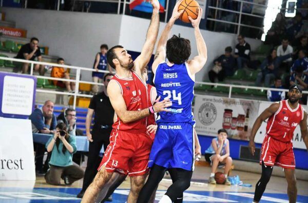 Jugadores de baloncesto compitiendo en un partido en Jaén