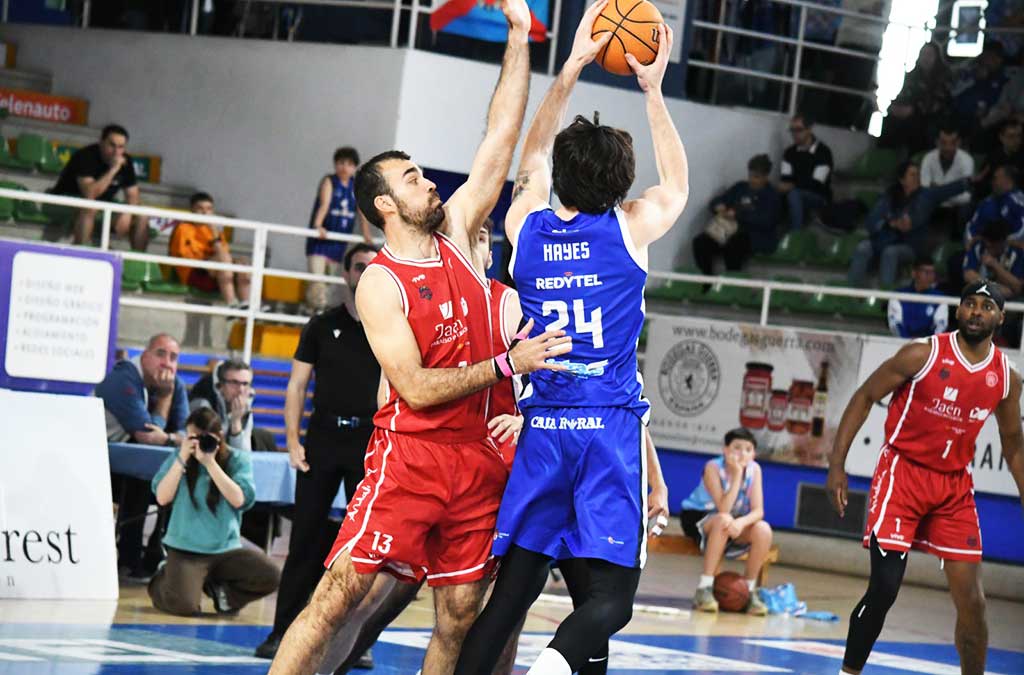 Jugadores de baloncesto compitiendo en un partido en Jaén