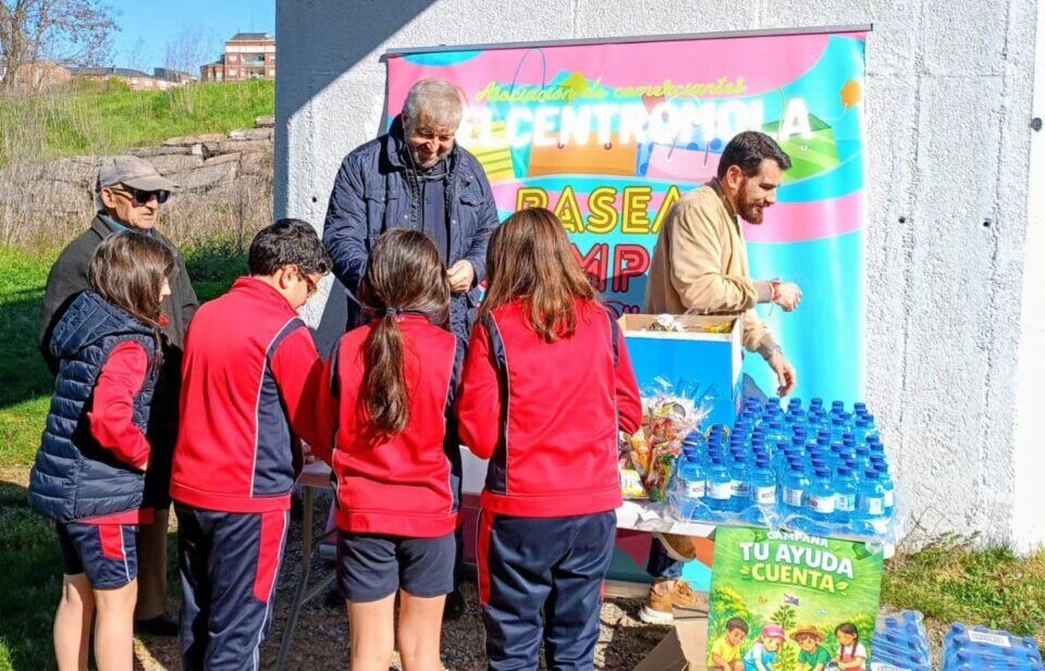 Escolares plantando robles autóctonos en un evento al aire libre