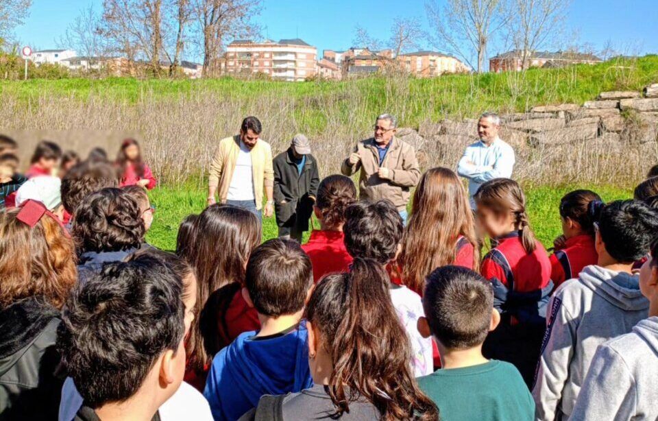 Escolares participan en la plantación de robles autóctonos en Ponferrada