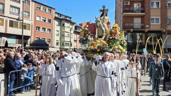 Multitud en Ponferrada durante la celebración del Domingo de Ramos