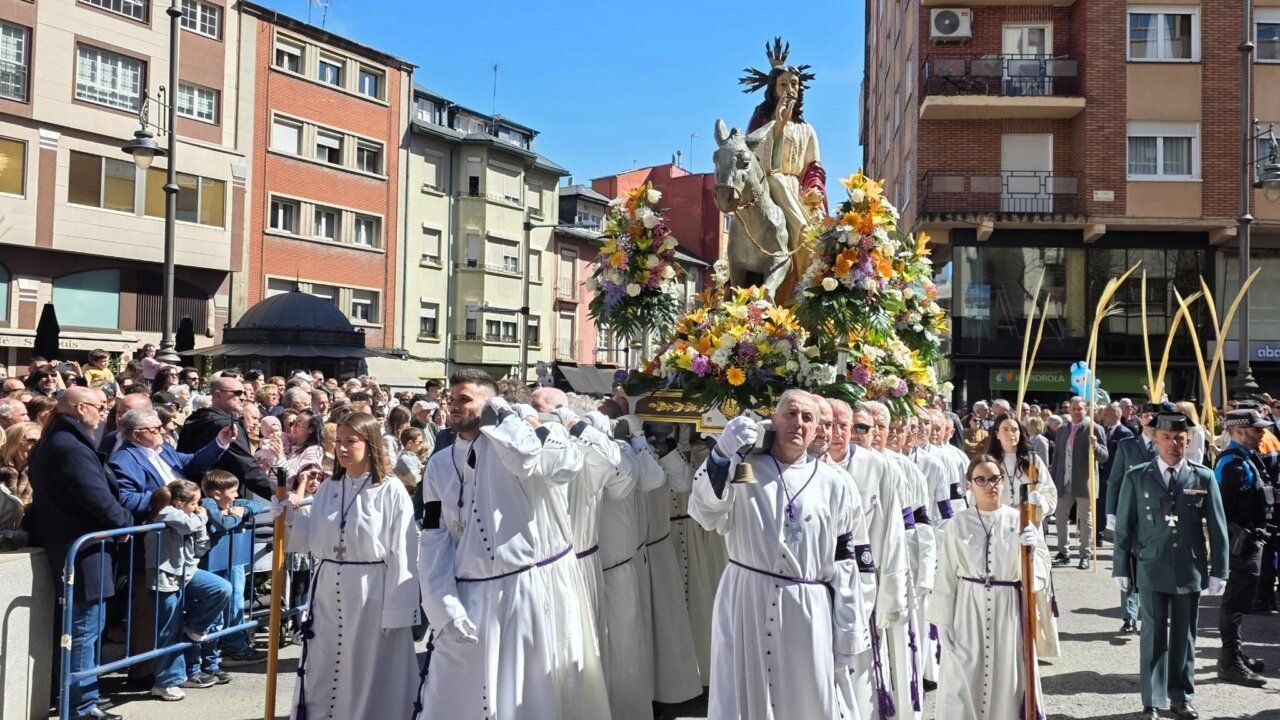 Multitud en Ponferrada durante la celebración del Domingo de Ramos