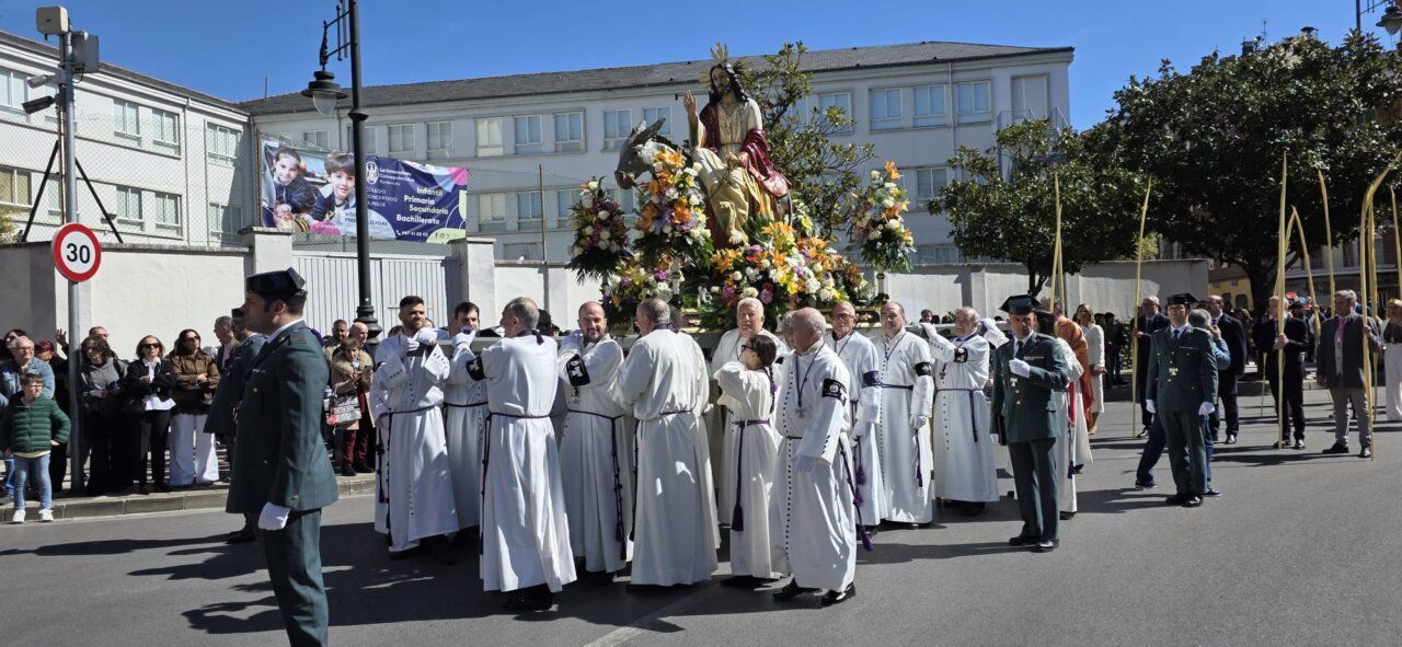 Procesión del Domingo de Ramos en Ponferrada con figuras religiosas y asistentes