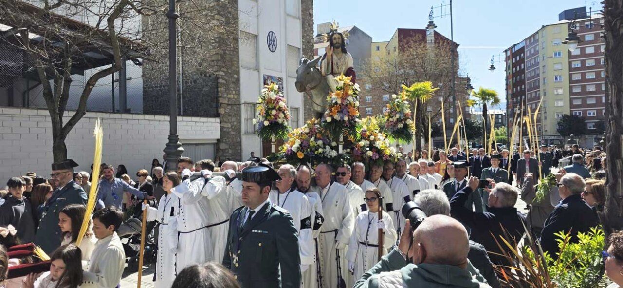 Celebración del Domingo de Ramos en Ponferrada con procesión y flores