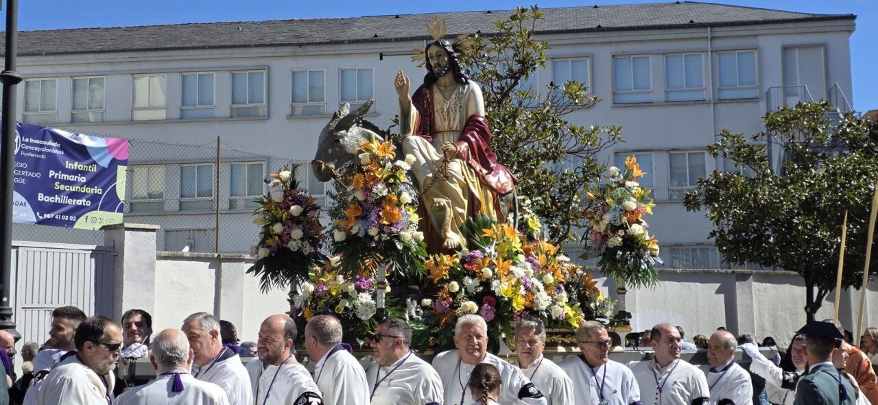Procesión del Domingo de Ramos en Ponferrada con figura de Jesús montado en un burro.