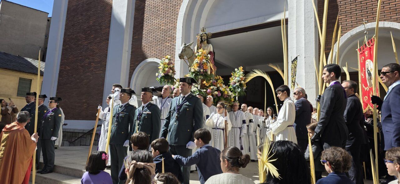 Multitud en la entrada triunfal del Mesías durante el Domingo de Ramos en Ponferrada.