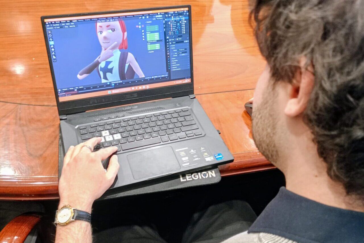Persona trabajando en la creación de un personaje animado llamado Enci