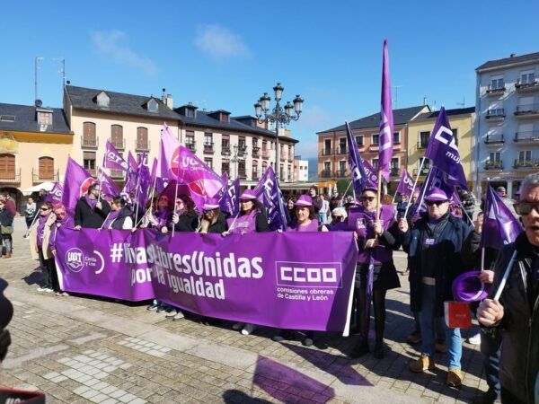 Manifestantes con banderas moradas en Ponferrada por la igualdad