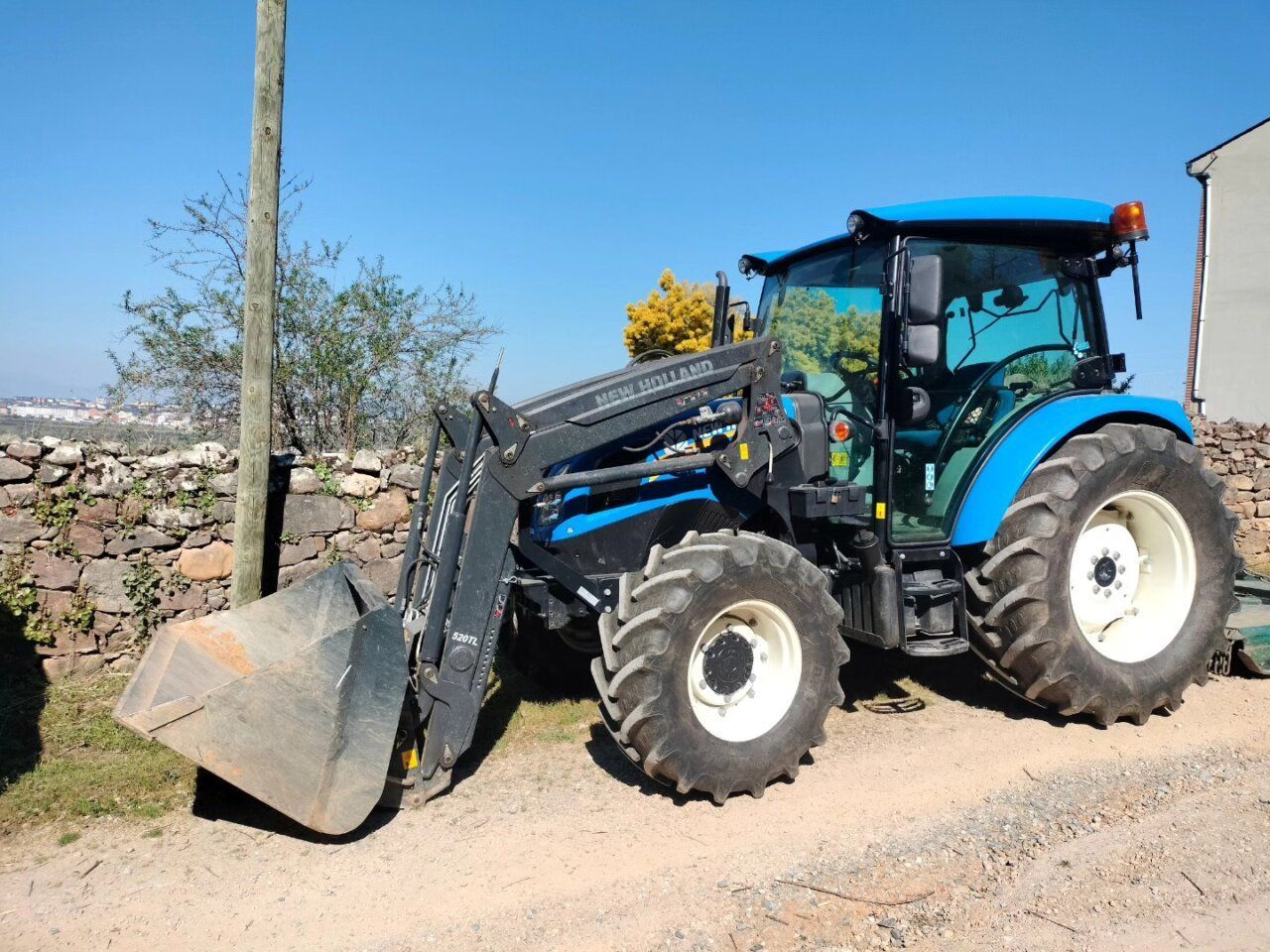 Tractor azul en un entorno rural de Ponferrada