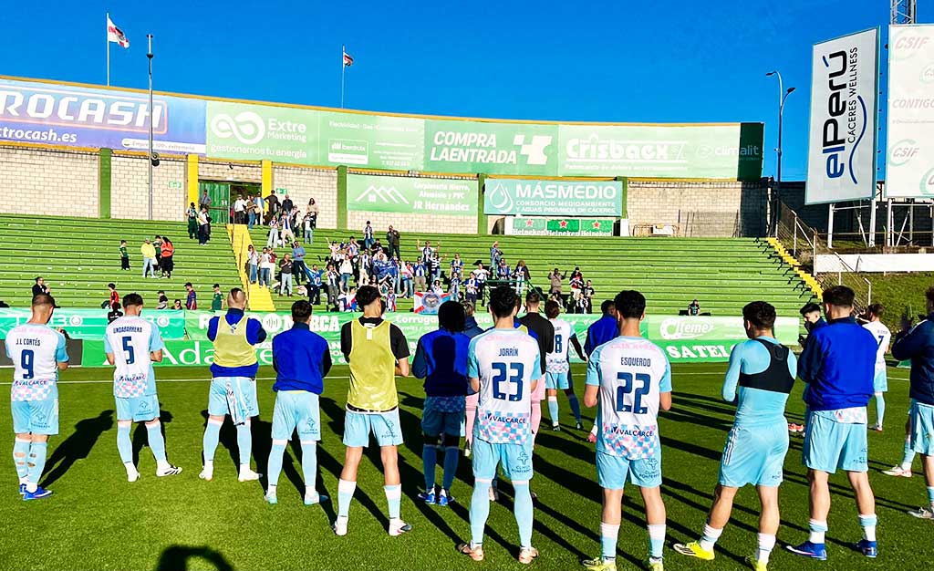 Jugadores de la SD Ponferradina en el campo antes del partido contra el Cacereño