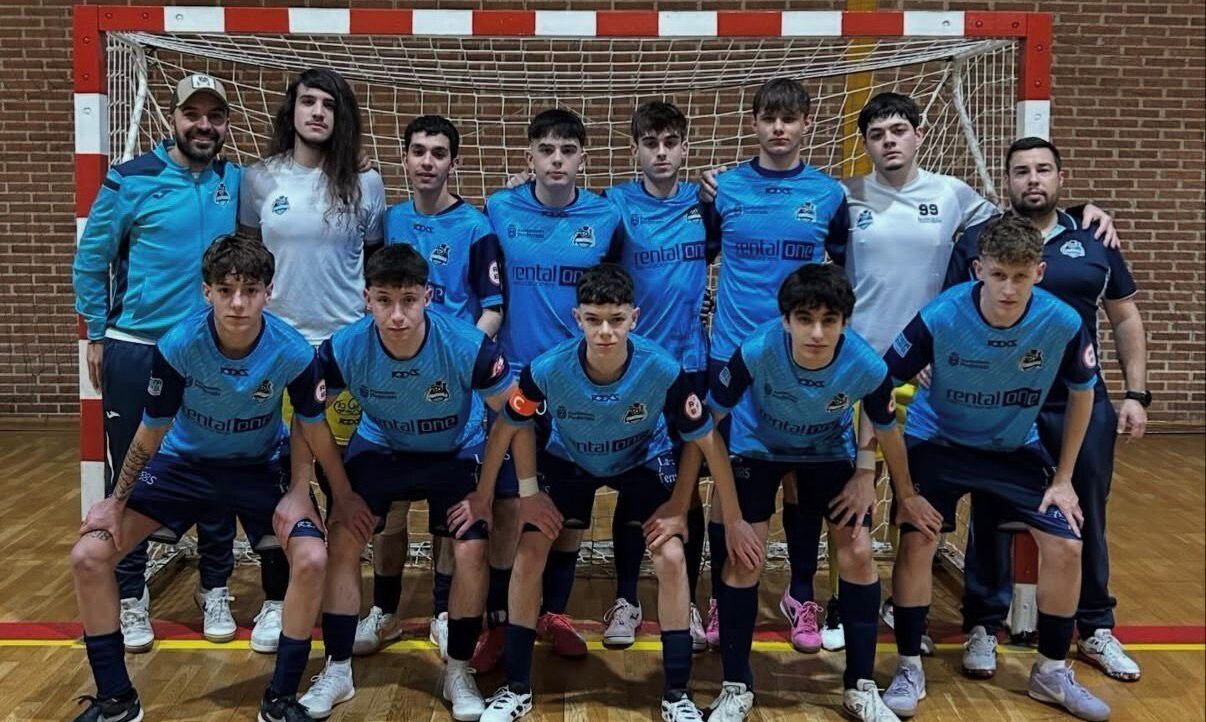 Equipo juvenil del Ponfesala posando en el campo de fútbol