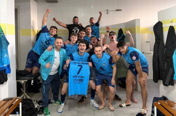Jugadores del Ponfesala celebrando en el vestuario tras la victoria