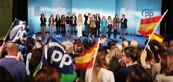 Miembros del PP celebrando su victoria en las elecciones de Castilla y León