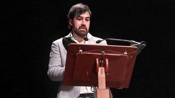 Alejandro Santos leyendo el pregón en el Teatro Bergidum durante la Semana Santa.
