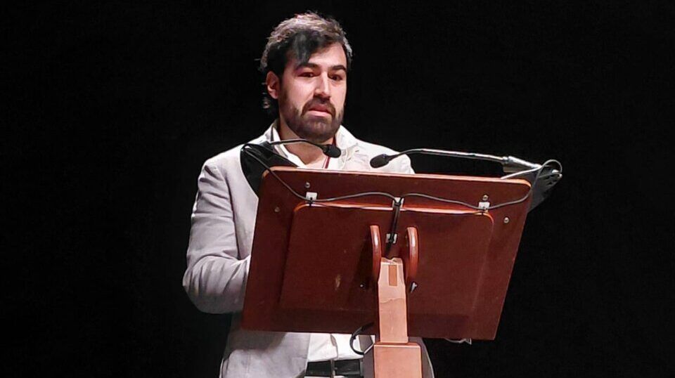 Alejandro Santos leyendo el pregón en el Teatro Bergidum durante la Semana Santa.