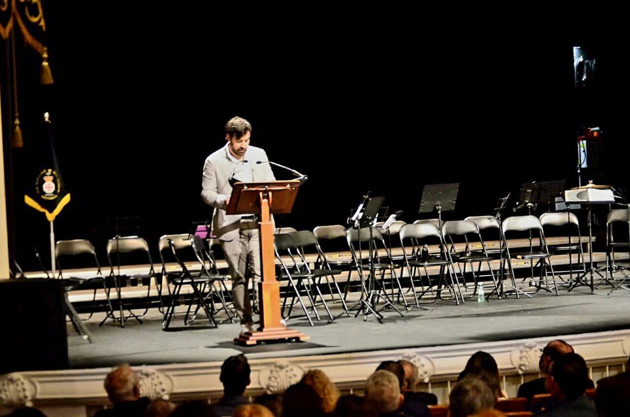 Alejandro Santos leyendo el pregón en el Teatro Bergidum de Ponferrada
