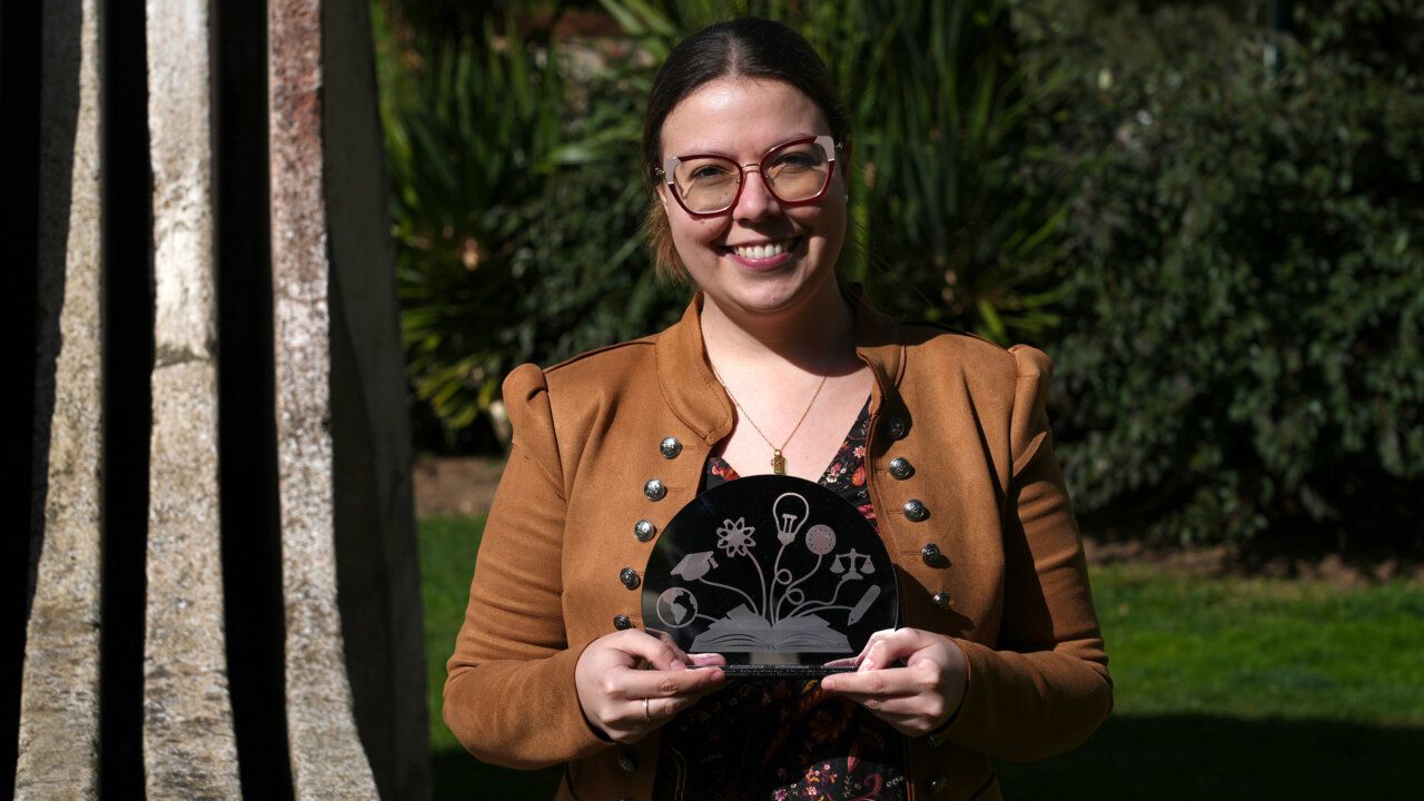 Sofía Blanco Moreno sosteniendo un premio en un entorno natural.