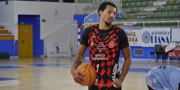 Jugador de baloncesto de la Clínica Ponferrada en entrenamiento