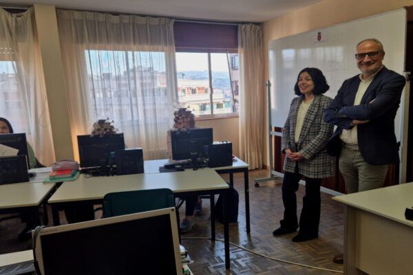 Inauguración del programa Lembranza con participantes y docentes en aula