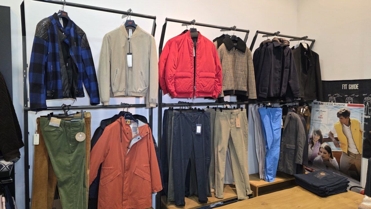 Ropa masculina en exhibición en la tienda Solid Men de Ponferrada