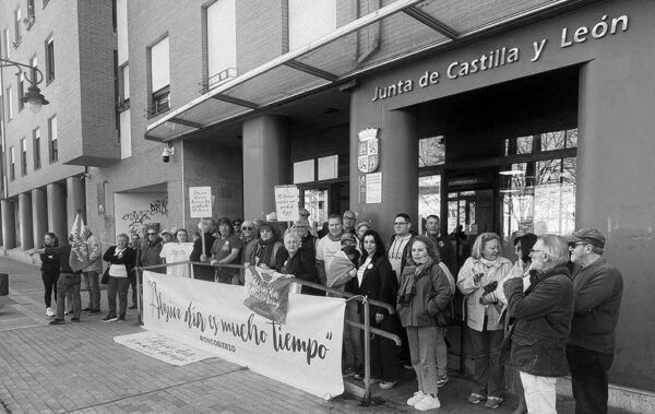 Grupo de personas protestando frente a la Junta de Castilla y León