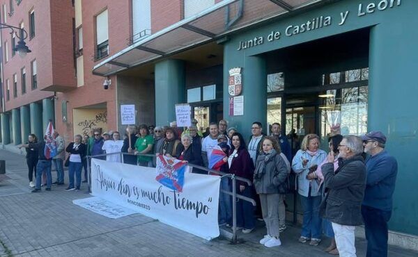 Grupo de ciudadanos protestando por sanidad pública frente a un hospital
