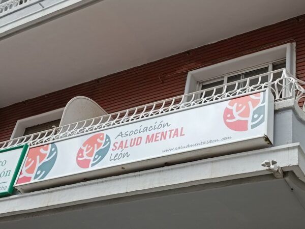 Cartel de la Asociación Salud Mental León en un edificio
