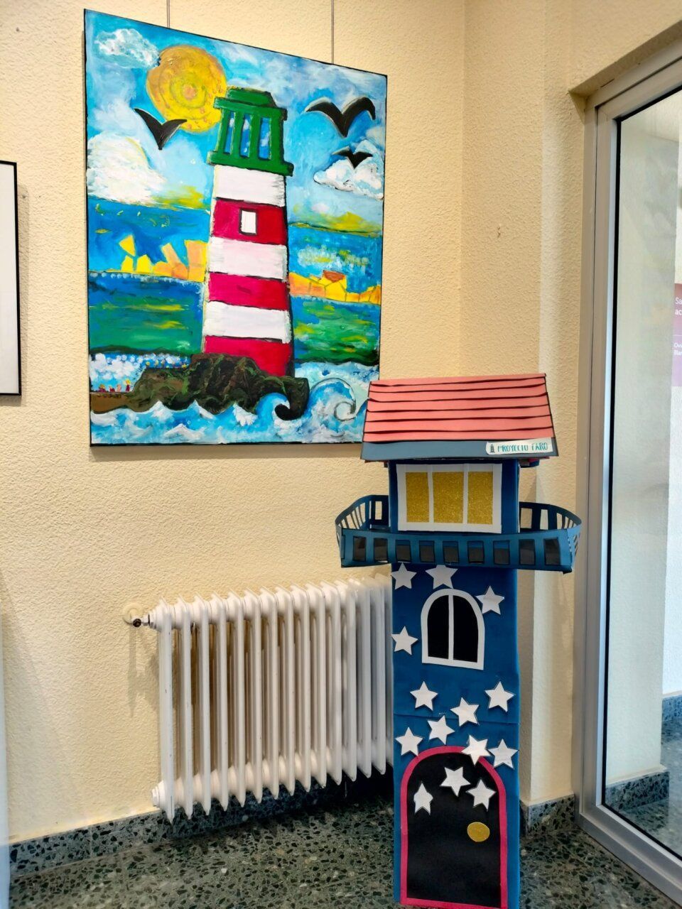 Pintura de un faro colorido en la Casa de la Cultura