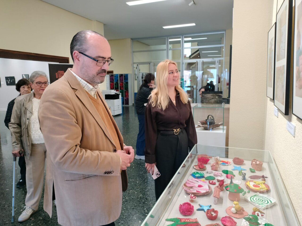 Visitantes observando obras de arte en la Casa de la Cultura de Ponferrada