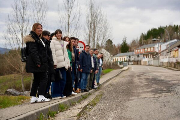 Grupo de personas en una carretera en El Bierzo y Laciana