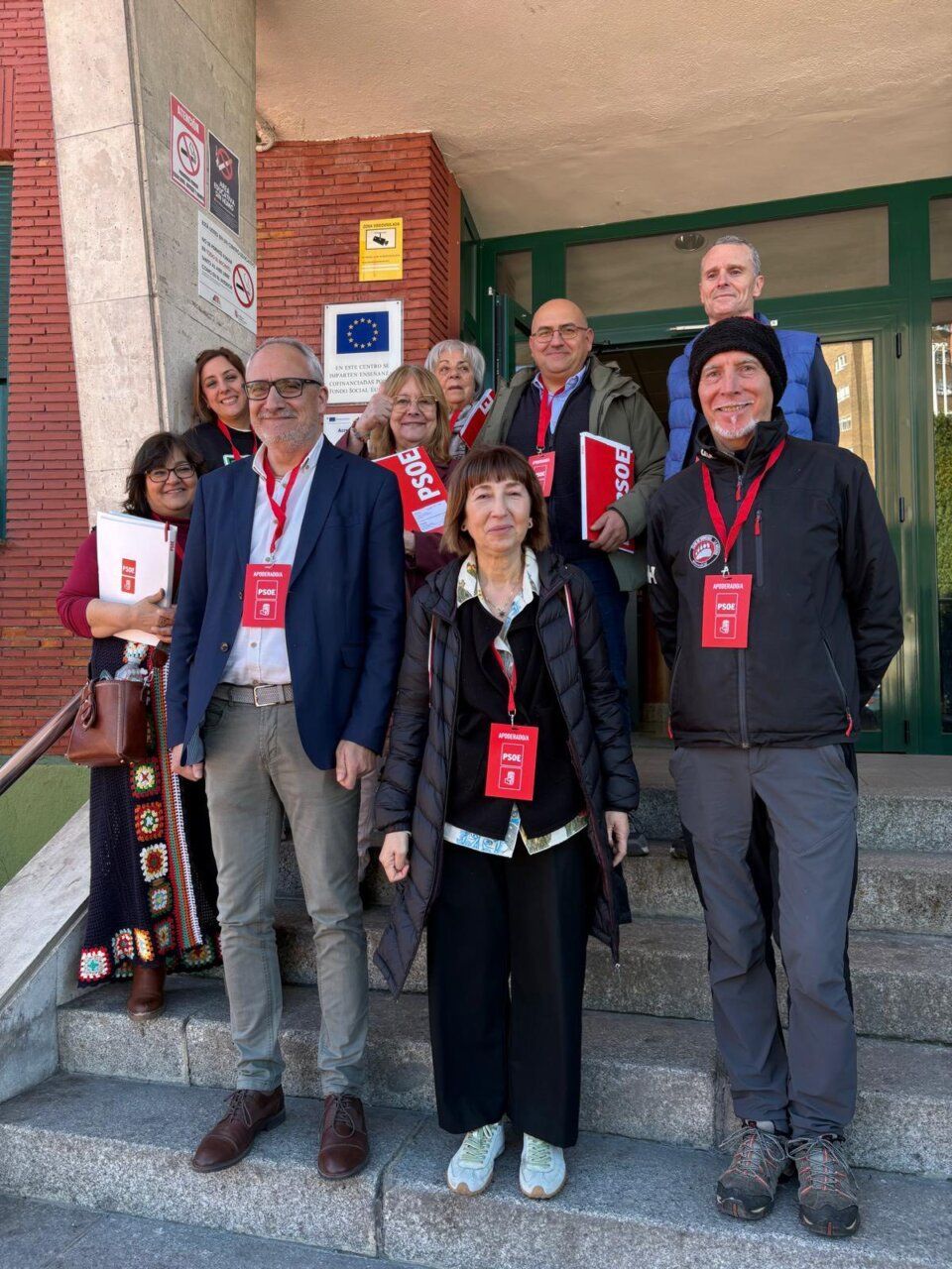 Miembros del PSOE de Ponferrada en un colegio electoral