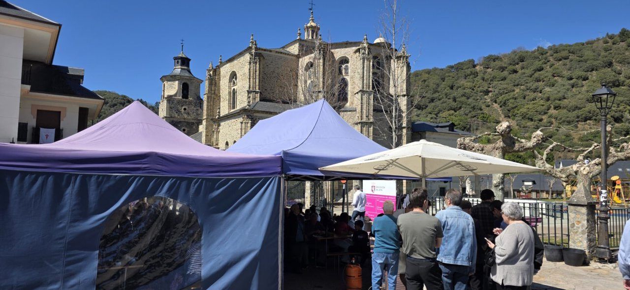 Ambiente del mercadillo en Villafranca del Bierzo con carpas y visitantes.