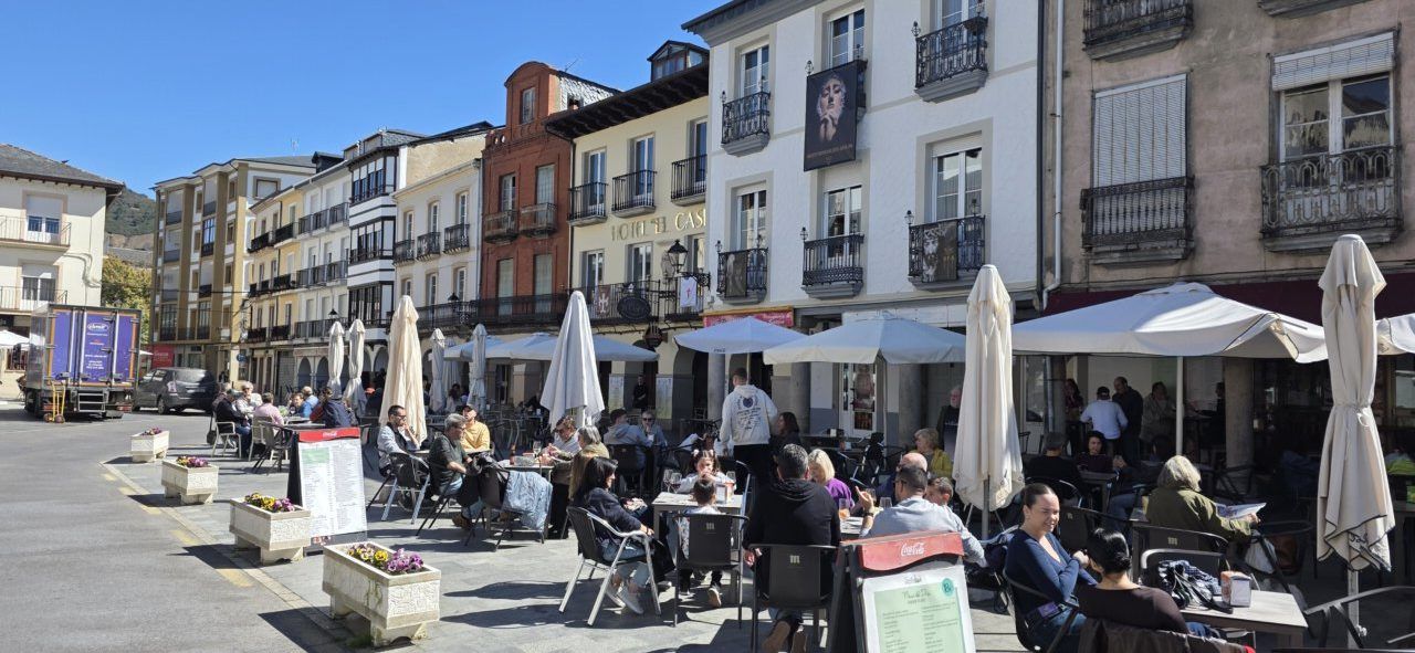 Ambiente del mercadillo de Villafranca del Bierzo con gente disfrutando