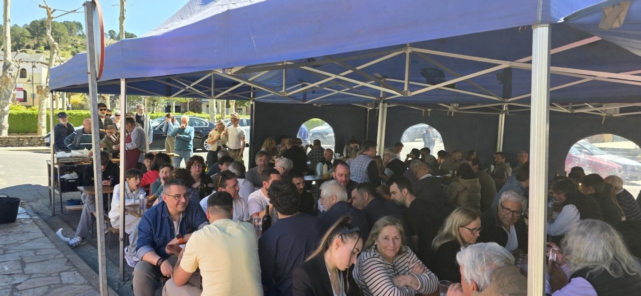 Gente disfrutando del mercadillo en Villafranca del Bierzo