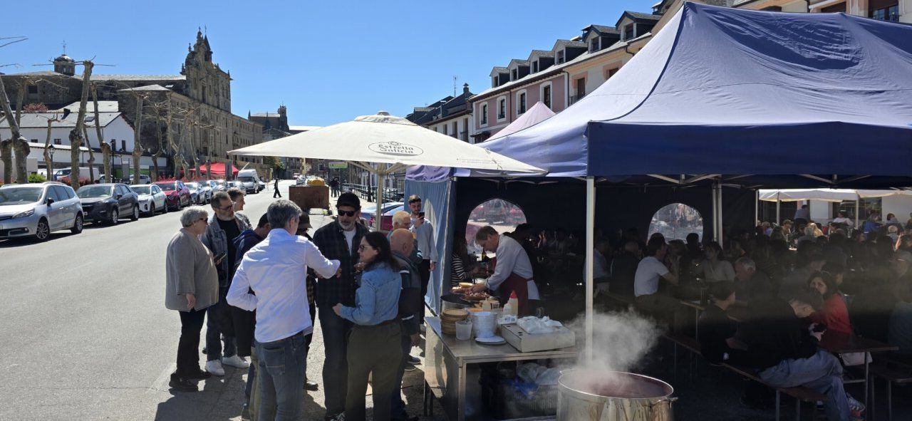 Gente disfrutando del mercadillo en Villafranca del Bierzo con pulpo gallego.