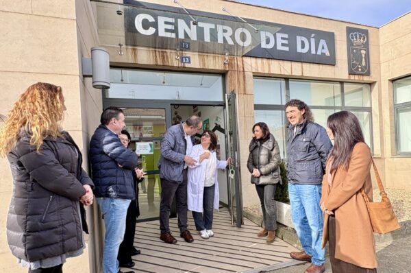 Inauguración del Centro de Día con varias personas presentes