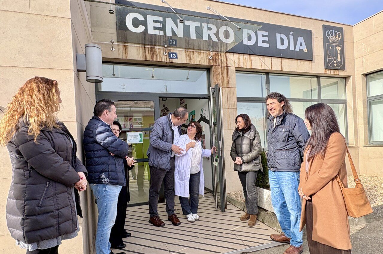 Inauguración del Centro de Día con varias personas presentes