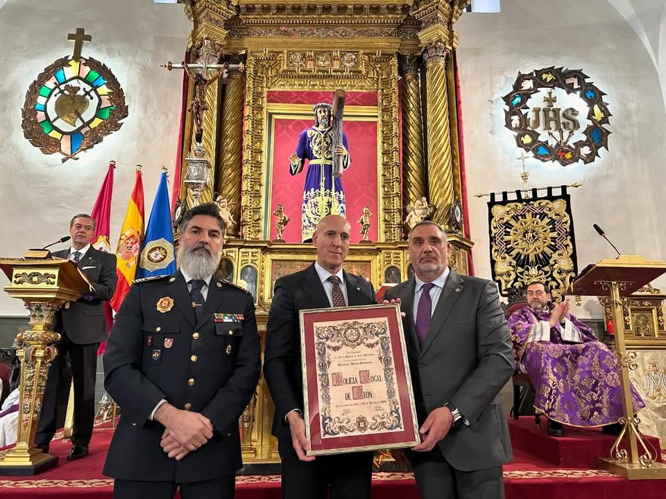 Acto de reconocimiento a la Policía Local de León por la Cofradía del Dulce Nombre de Jesús Nazareno
