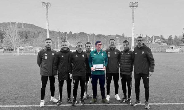 Cayetano Fernández, Tano, recibiendo un premio en la SD Ponferradina