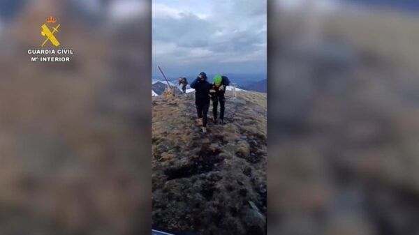 Rescate de dos montañeros en la montaña por la Guardia Civil
