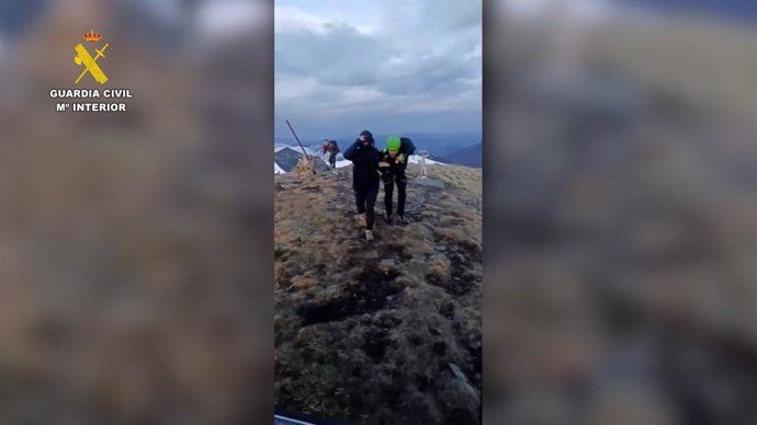 Rescate de dos montañeros en la montaña por la Guardia Civil