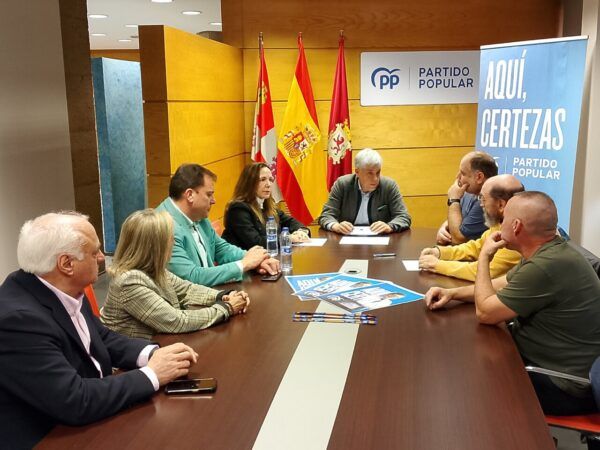 Reunión del Partido Popular sobre el aeropuerto de León con miembros de Más Vuelos