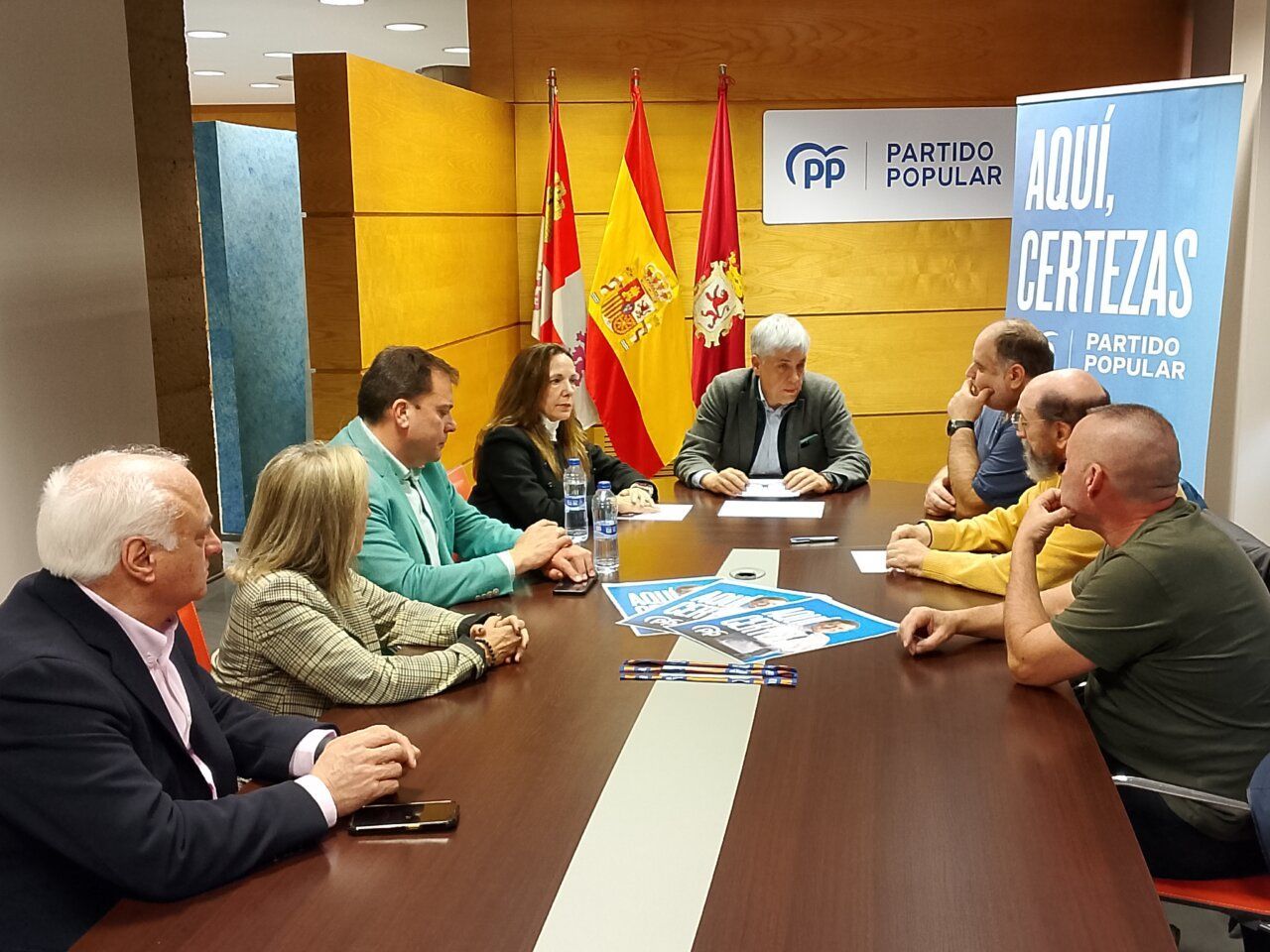 Reunión del Partido Popular sobre el aeropuerto de León con miembros de Más Vuelos