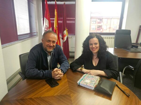 Reunión entre el presidente de la Diputación de León y la alcaldesa de Vega de Valcarce