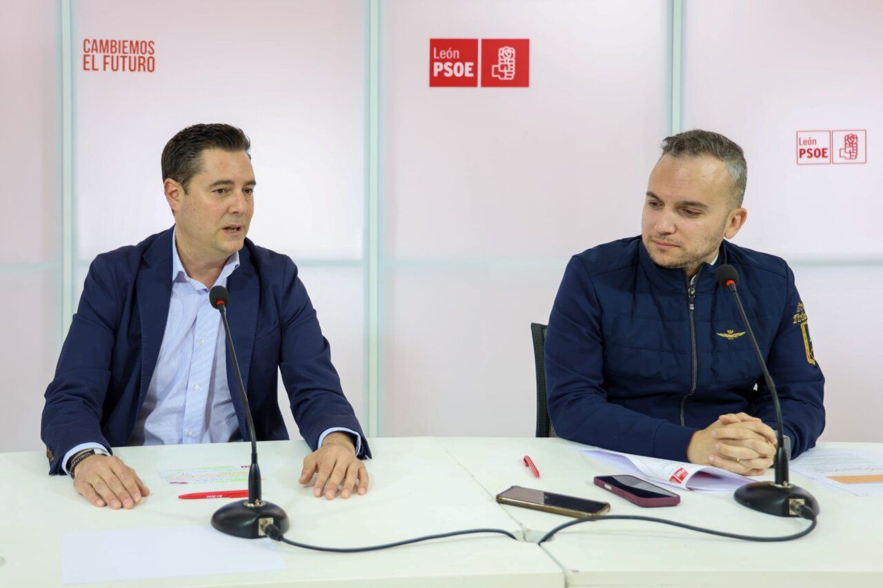 Reunión del PSOE en León para discutir estrategia electoral.