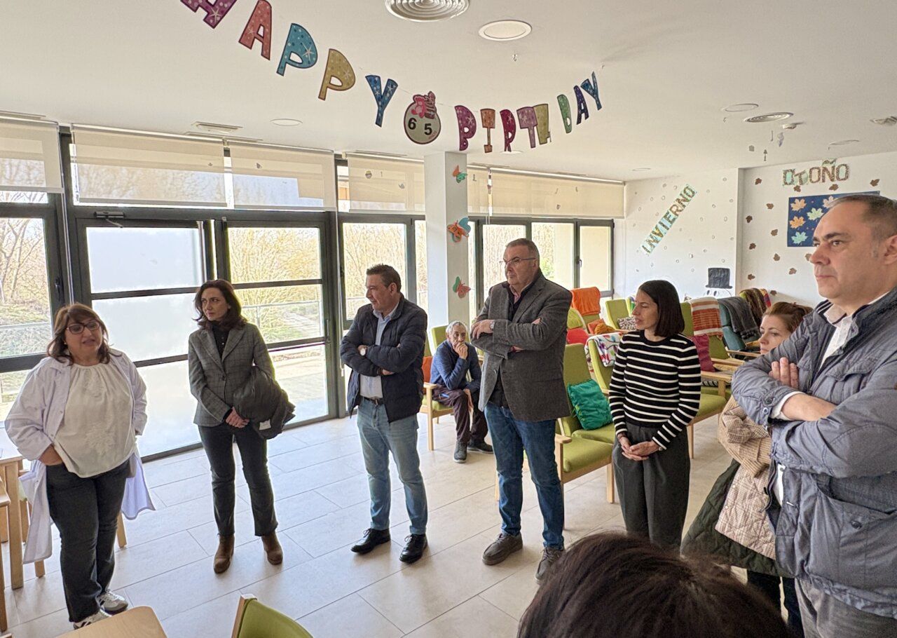 Grupo de personas en un centro de servicios sociales durante una reunión