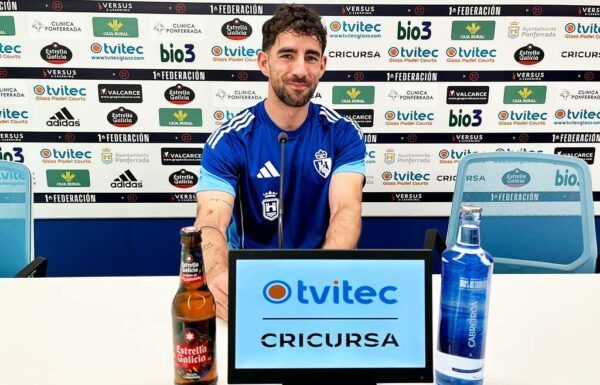 Eneko Undabarrena en rueda de prensa con bebidas en la mesa