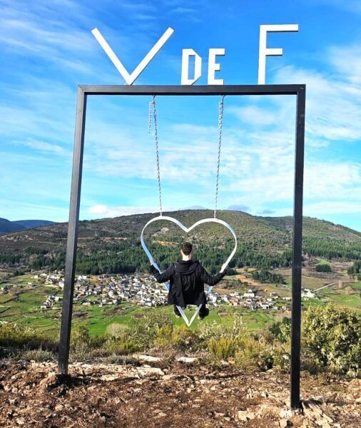 Persona en columpio con forma de corazón en el Valle de Finolledo