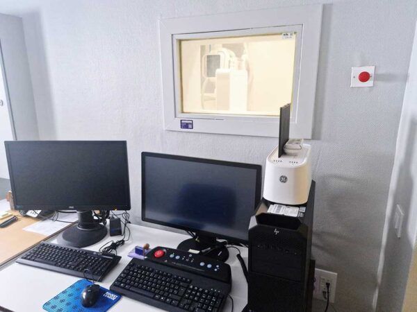 Sala de observación con equipos de radiología y computadoras en el Centro de Salud de Toreno